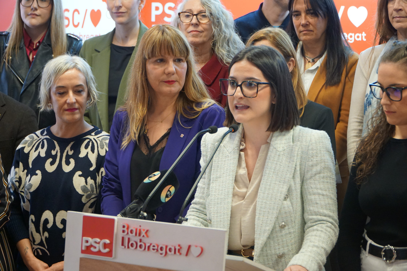 Sònia Guerra y Nadia Cano, dirigentes feministas del PSC en la comarca. Detrás, las alcaldesas de Sant Feliu y Gavà
