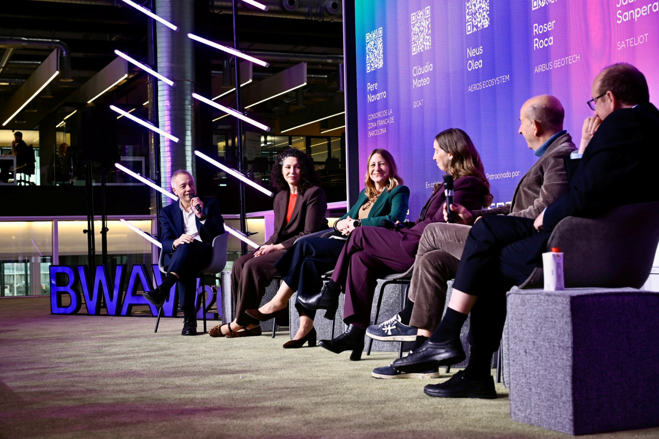 Neus Olea está en el centro con chaqueta de color verde