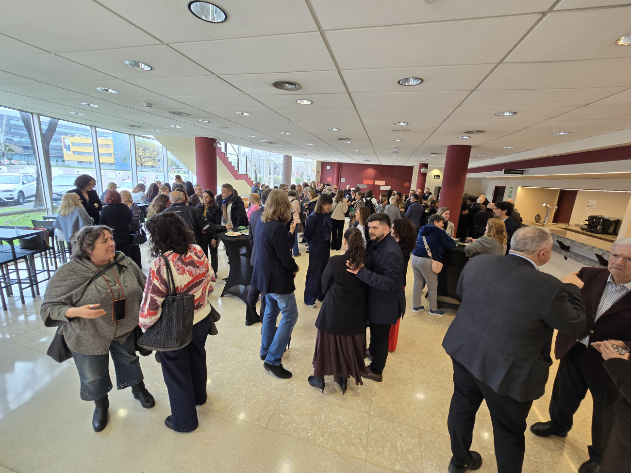 Públic assistent abans d’entrar a la sala on es va oferir un dinar amb posterior col·loqui amb les conferenciants