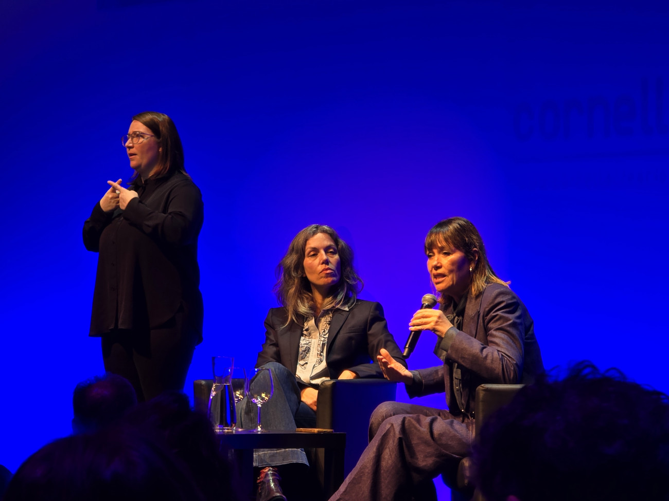 Ambdues conferenciants durant les seves intervencions amb traductora de llengua dels signes