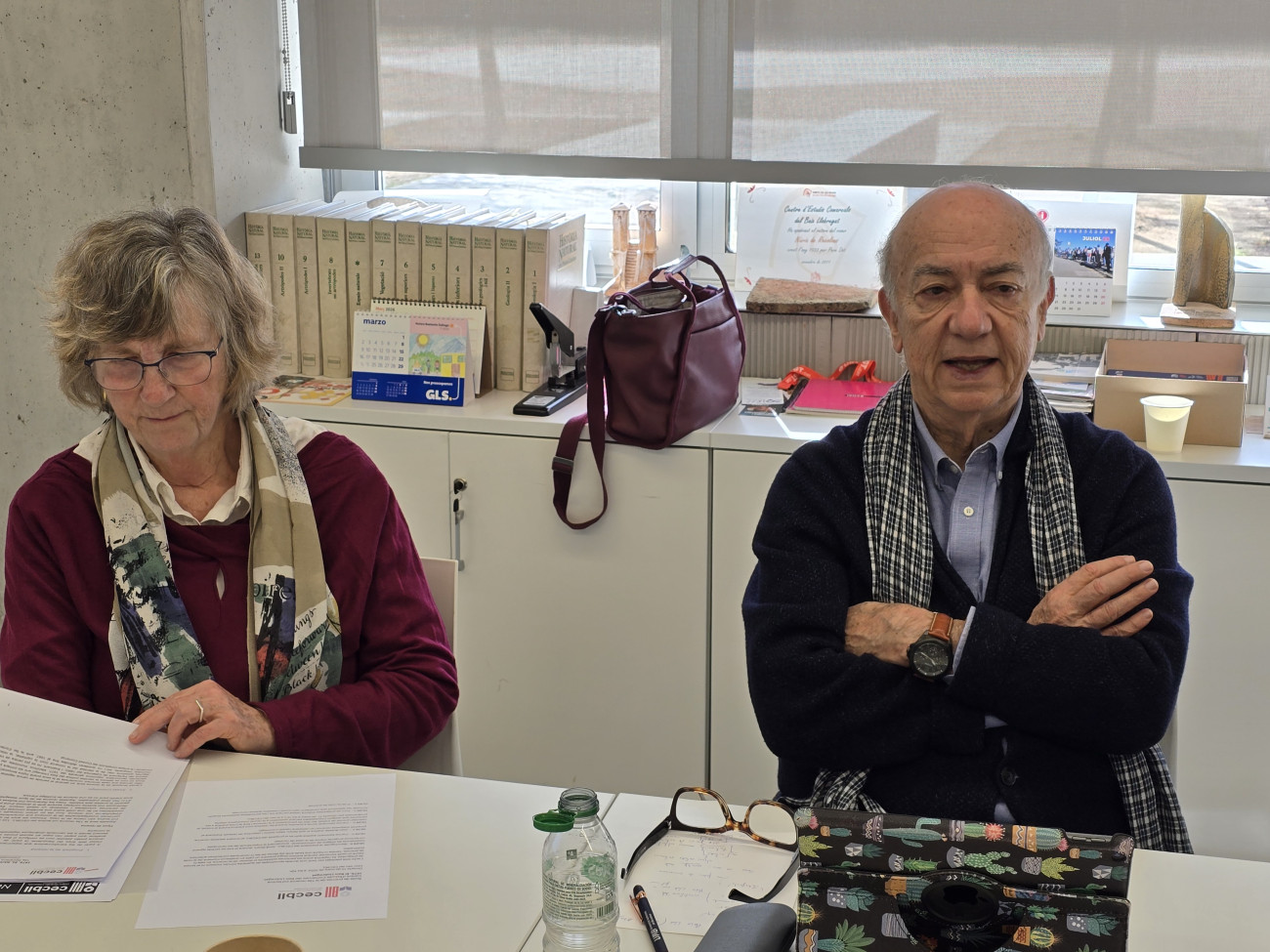 El catedràtic emèrit de Ciències Polítiques de la UAB, Joan Botella Corral, director de la recerca, amb la coordinadora, Carme Sanmartí, doctora en Història Contemporània per la UB