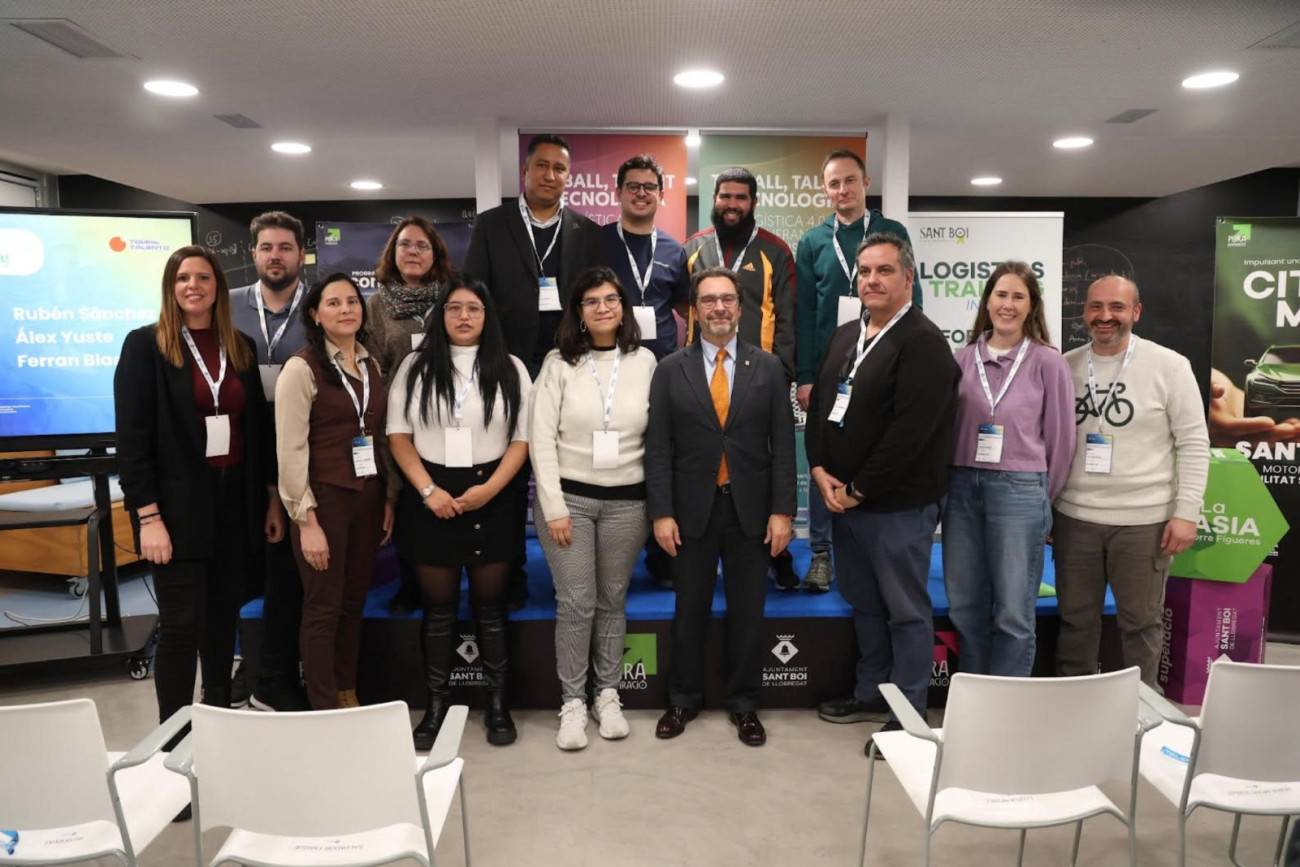 Representantes institucionales, universidades y alumnado durante el acto de presentación de las microcredenciales universitarias en Sant Boi