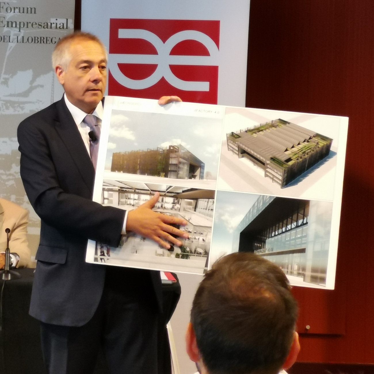 Pere Navarro, delegat especial de l’Estat al Consorci de la Zona Franca de Barcelona (CZFB) explicant el DFactory