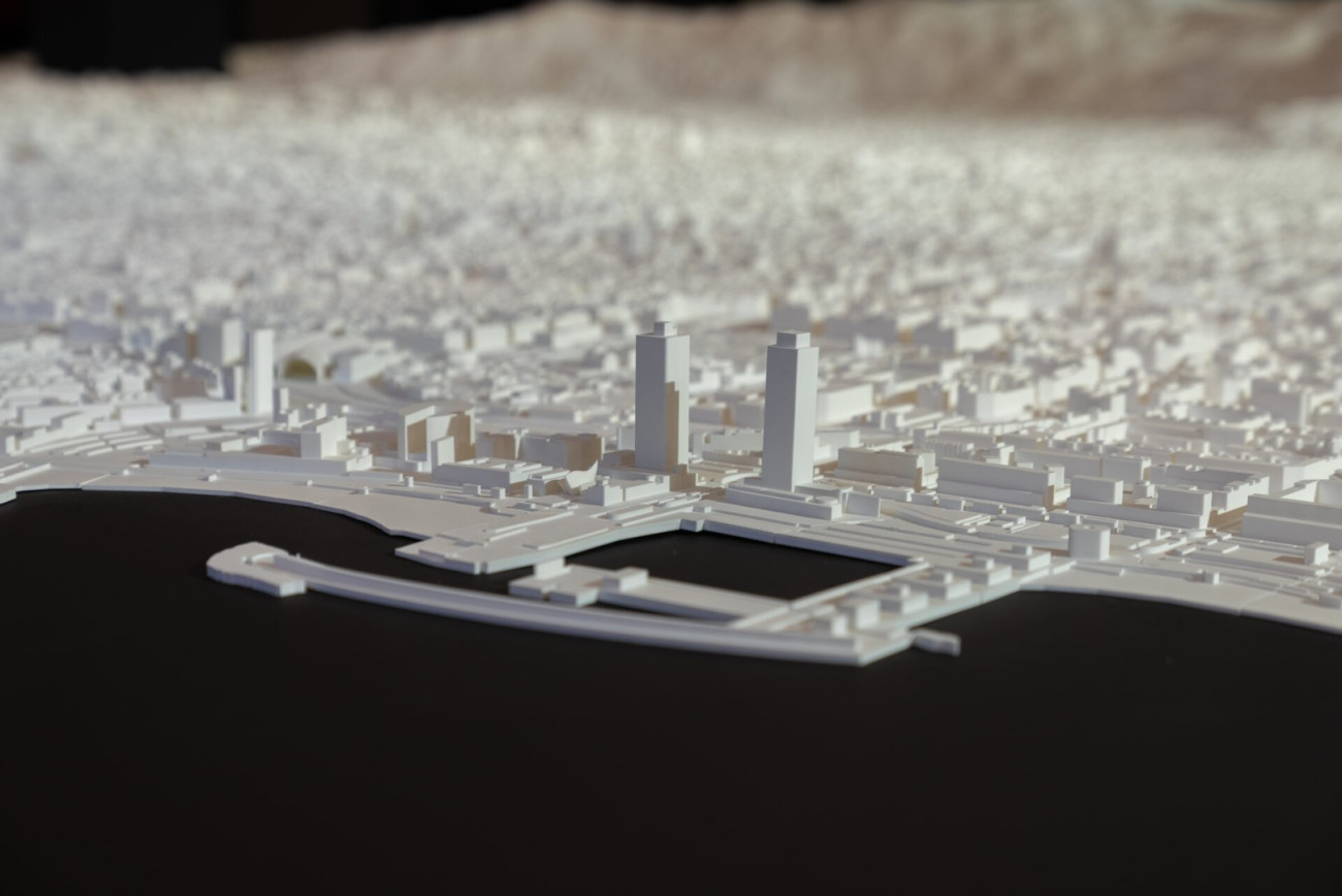 Detall de la maqueta gegant amb una visió del Port Olimpic