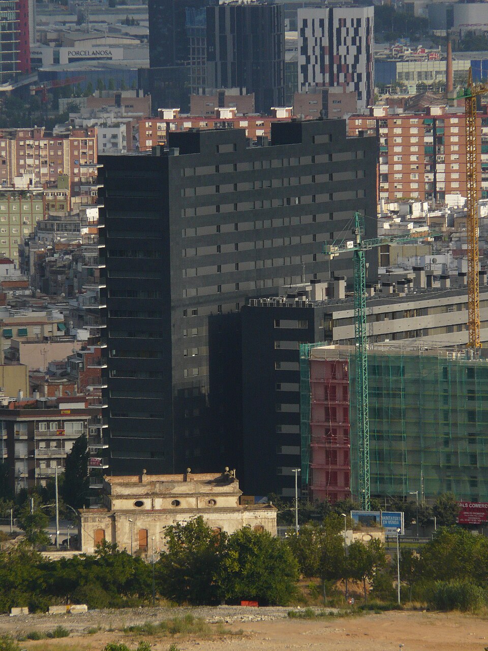 Imatge de Can Rigalt envoltada d’edificis en construcció