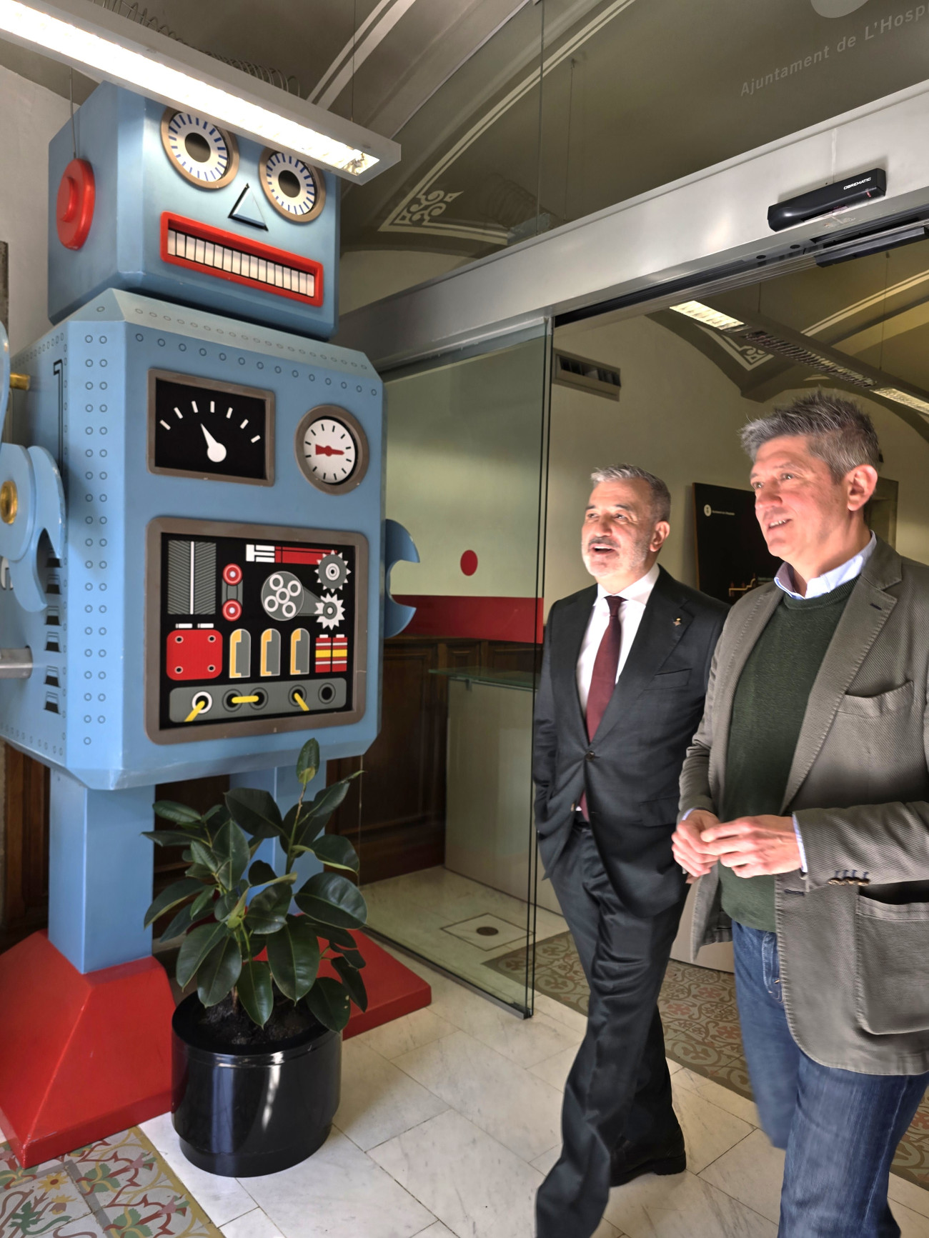 Els alcaldes Quirós i Collboni sortint de Can Arús on es va celebrar la reunió