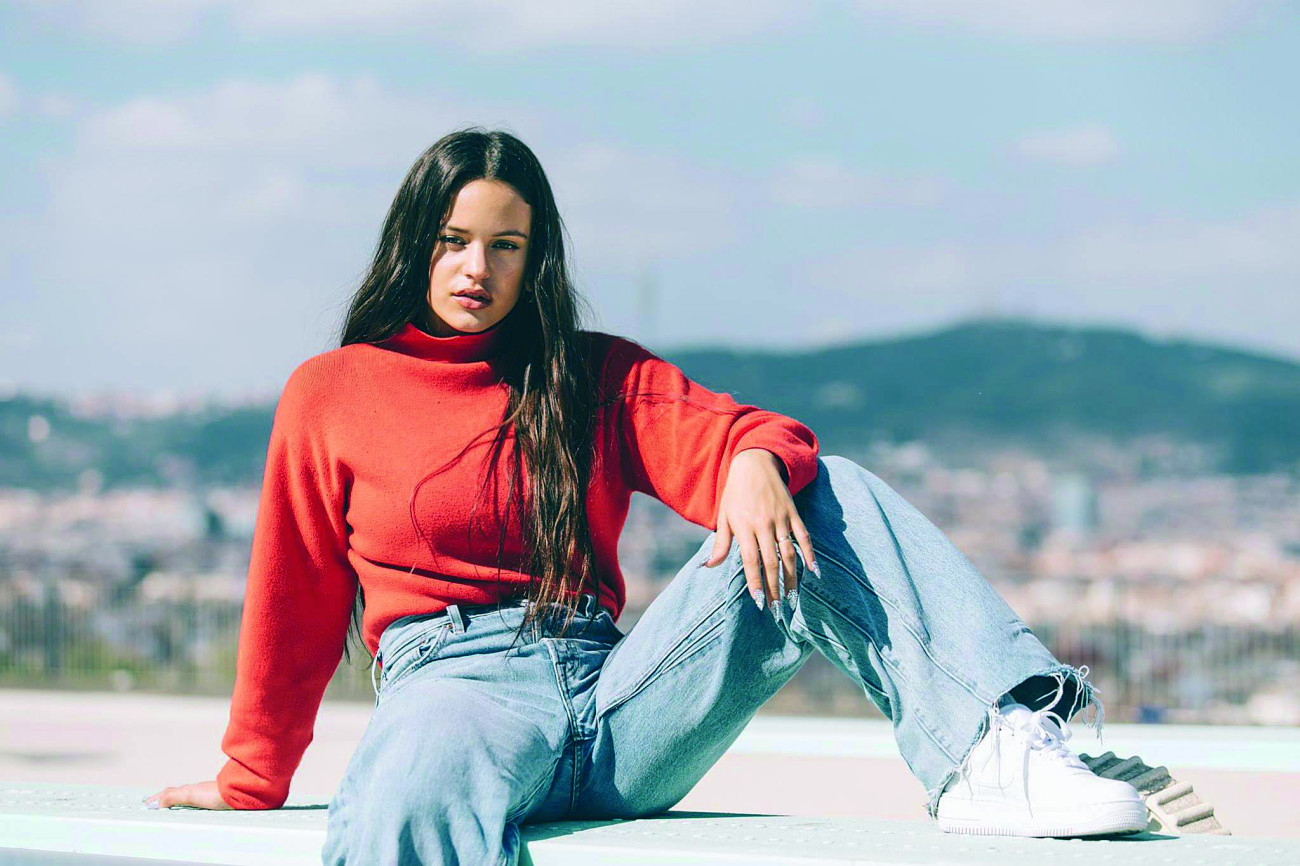 Imagen de una jovencísima Rosalía con el Baix Llobregat de fondo