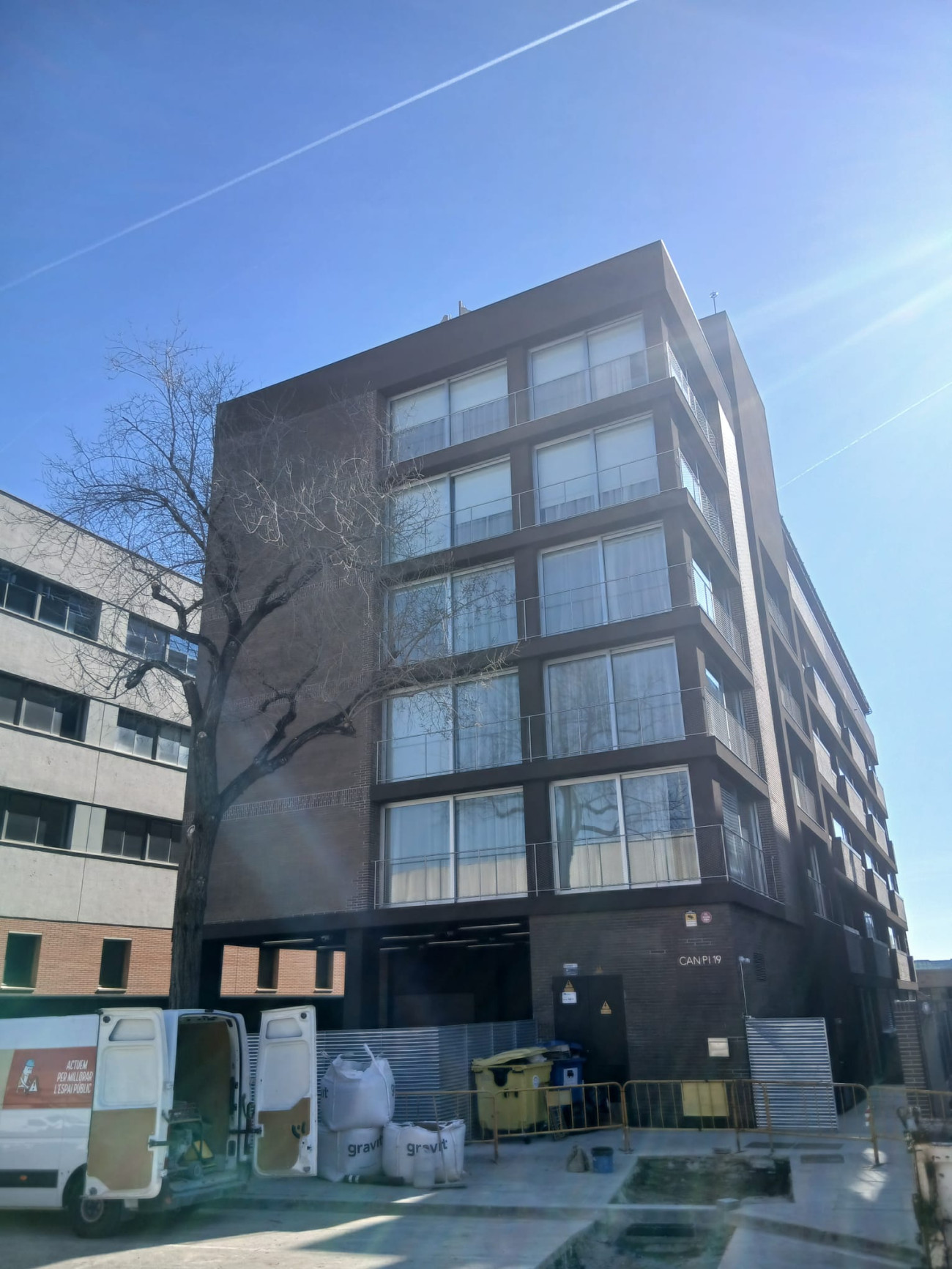 En este edificio de la calle Can Pi, 19 de l’Hospitalet, ha creado Rosalía un estudio abierto a la creatividad de jóvenes artistas