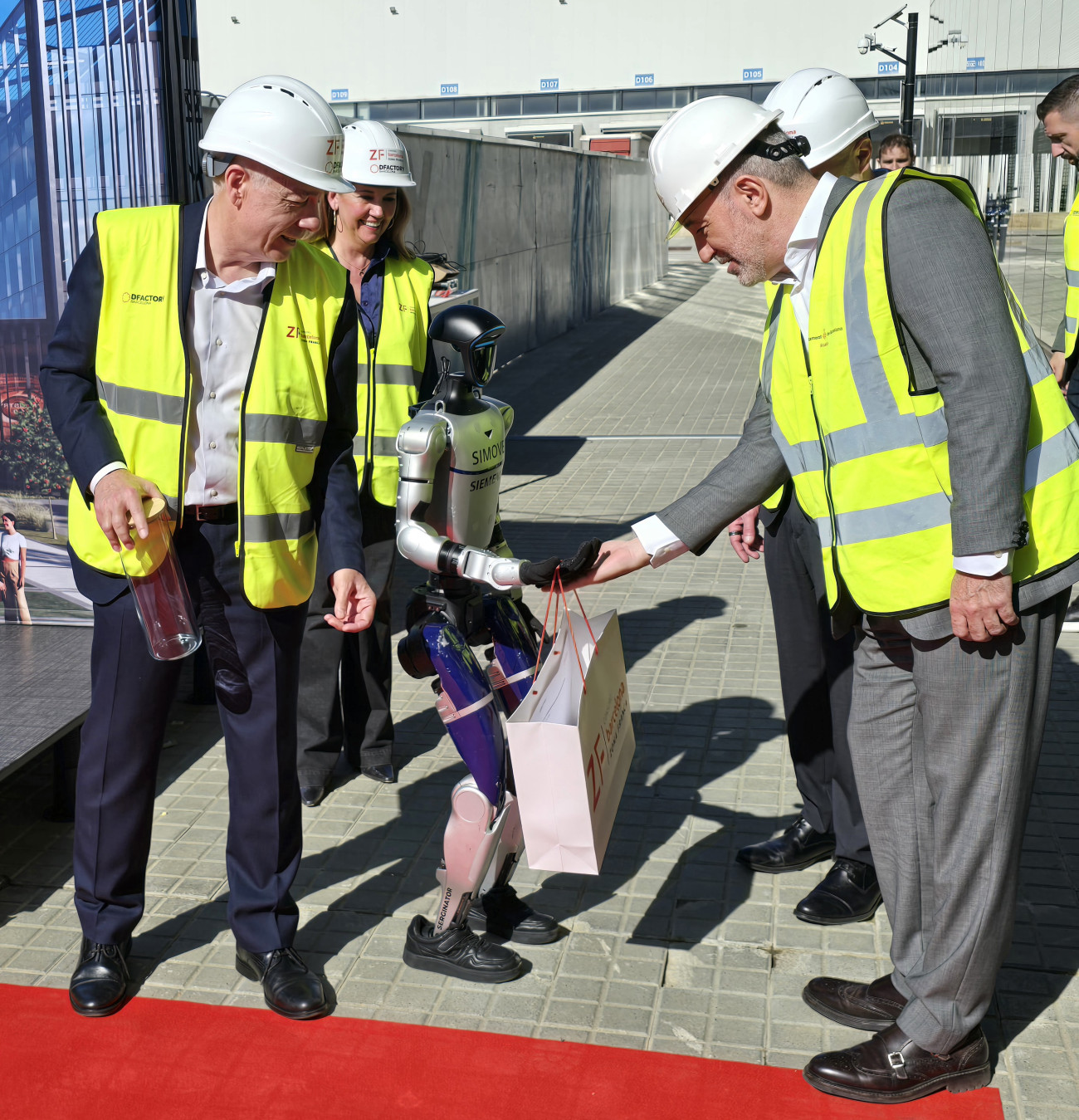 Un robot ha entregat a l’alcalde Collboni una bossa amb la documentació del projecte i després ha realitzat un ball