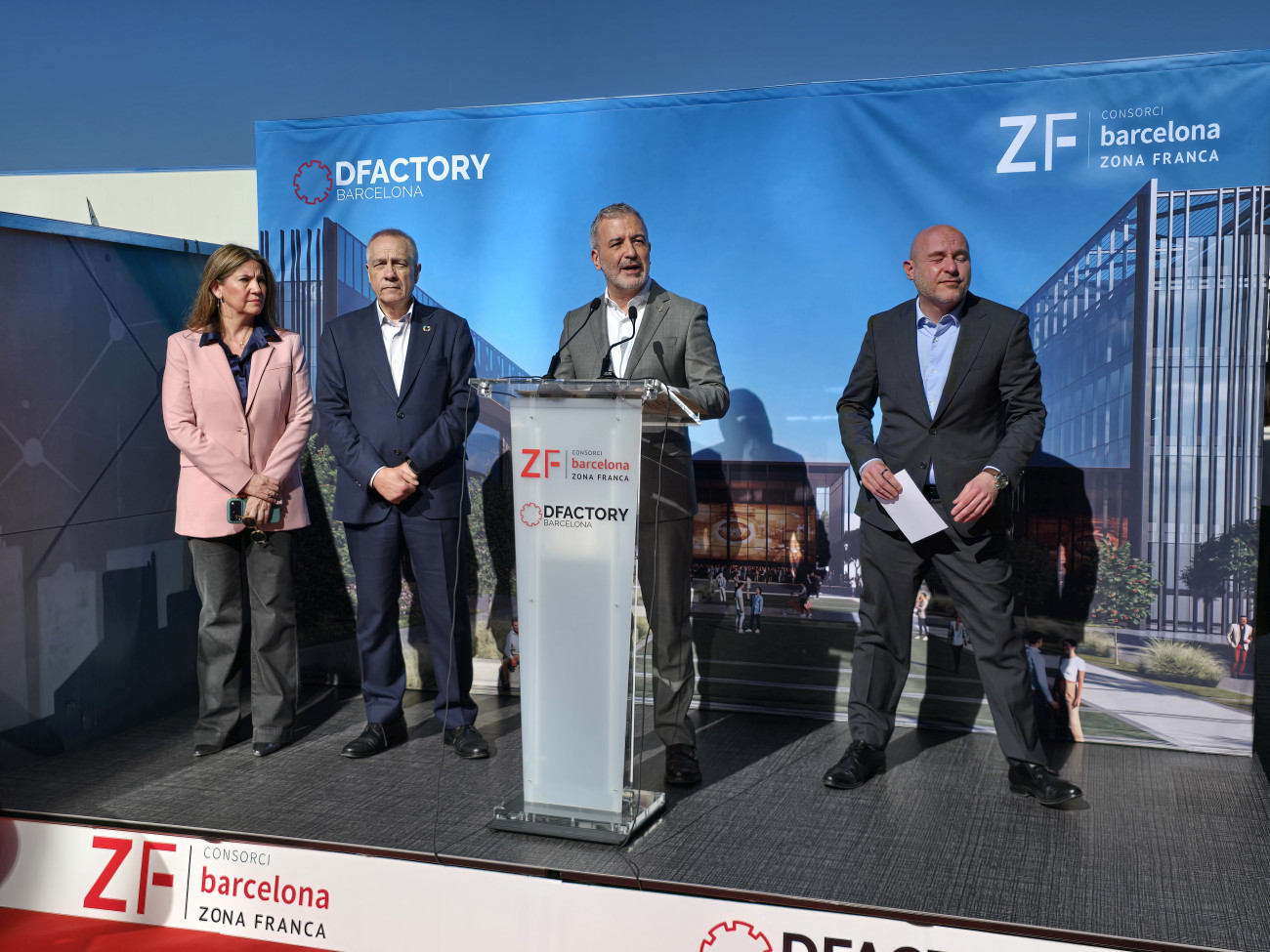 Collboni dirigeix unes paraules al costat de Pere Navarro, Carlos Prieto i Blanca Sorigué