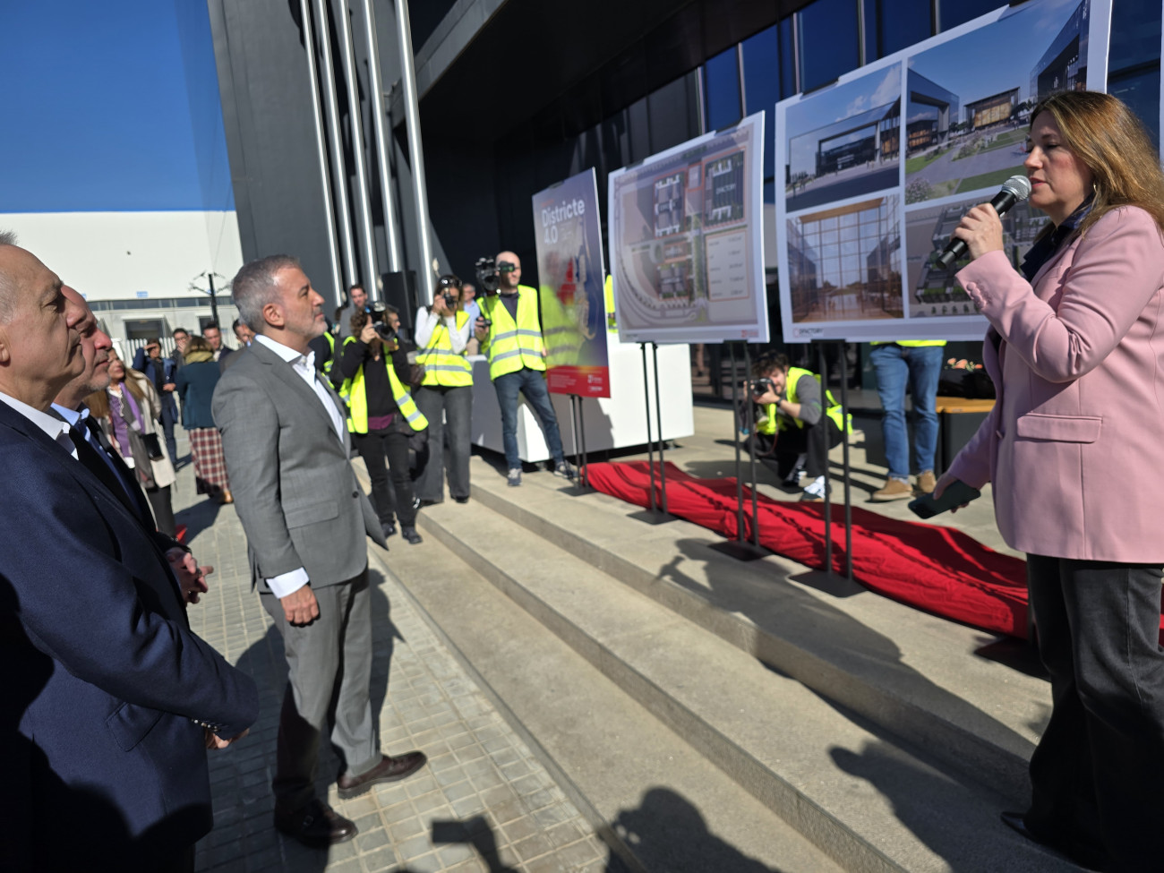 L’alcalde Collboni i Pere Navarro escolten les explicacions de la directora general del CZFB, Blanca Sorigué