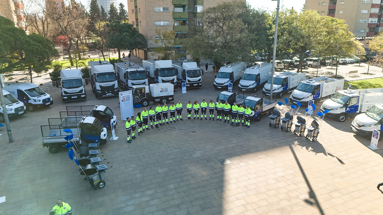 Vista general del personal i dels nous vehicles 