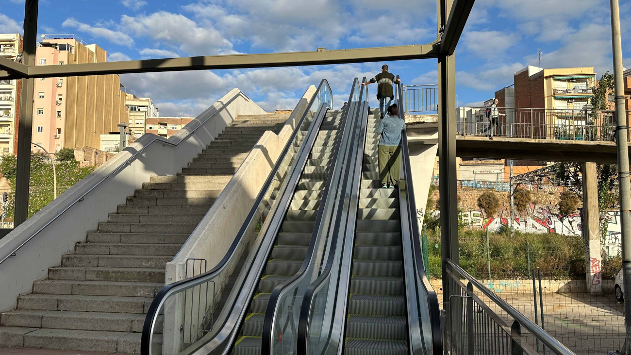 Nuevas escaleras mecánicas de acceso al Pont d’en Jordà, el icono que une Santa Eulalia con La Torrassa, paralelo a la Riera Blanca