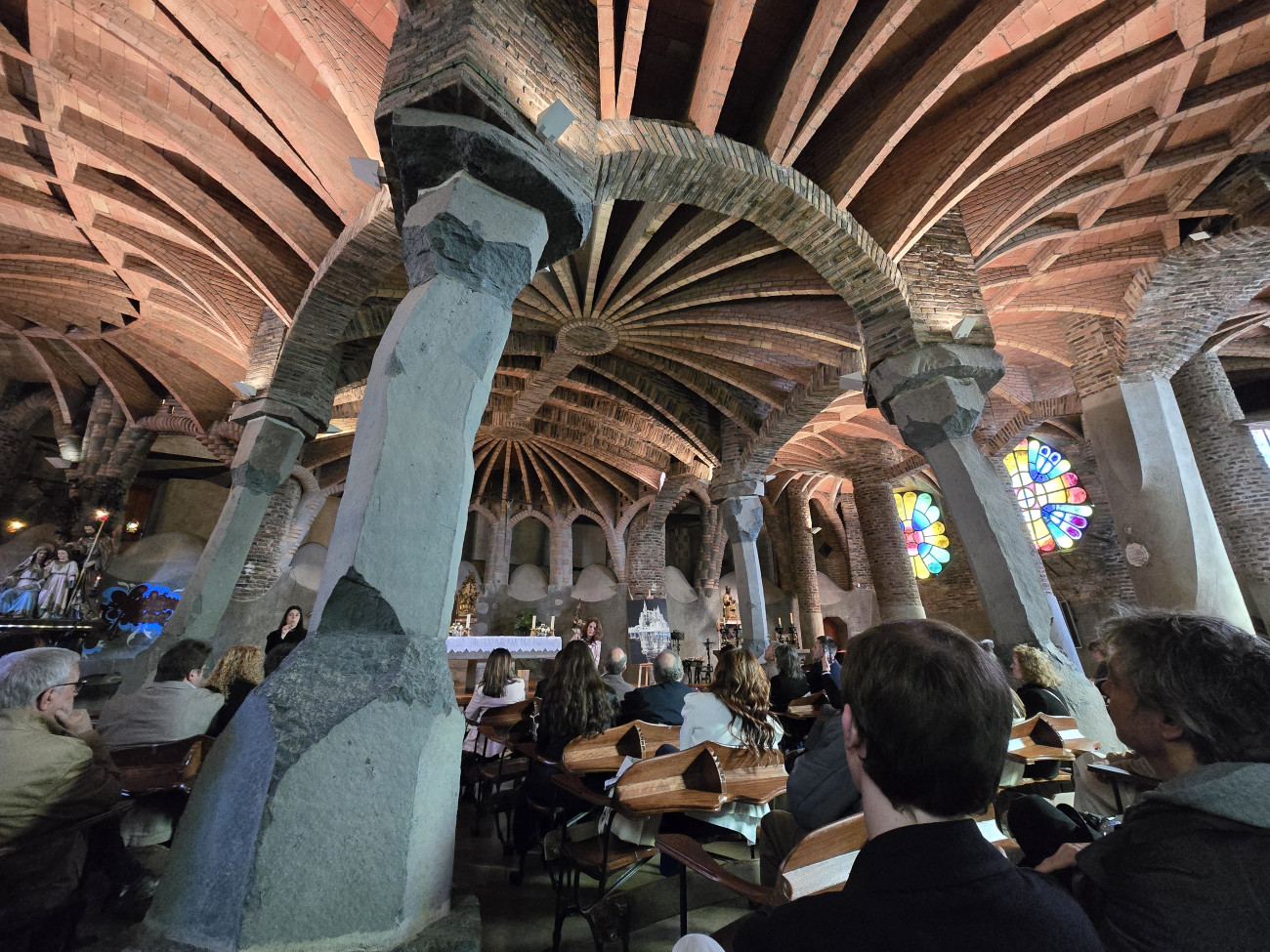 Las autoridades visitaron la Cripta con las explicaciones de la experta en Gaudí Gemma Martí