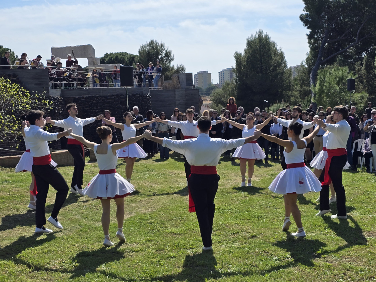 Los asistentes bailaron sardanas amenizadas con la actuación de una cobla en los jardines de la Cripta 