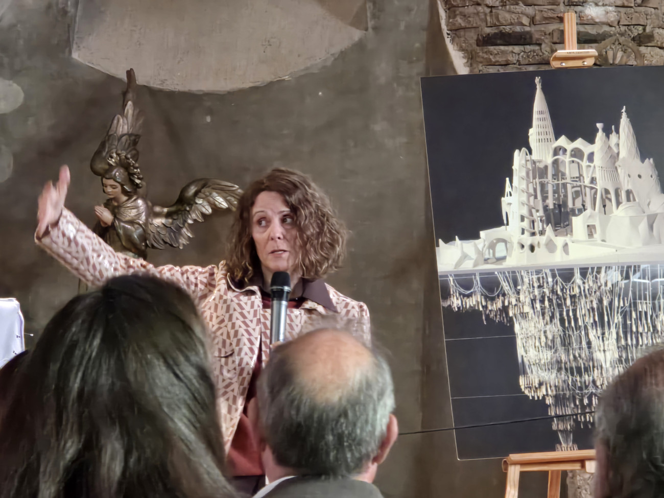 La experta en Gaudí Gemma Martí junto a la maqueta de cómo sería la iglesia de la Colonia Güell de haberse podido acabar