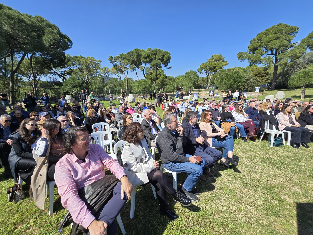 Imagen parcial del público asistente a la inauguración del Año Gaudí