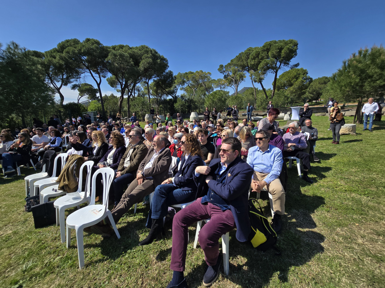 Otro aspecto parcial del público asistente a la inauguración del Año Gaudí