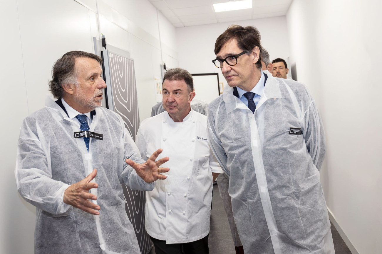 El CEO del Grup Planeta, José Crehueras, explica al president de la Generalitat, Salvador Illa, les característiques del centre ara dirigit pel xef Martín Berasategui.