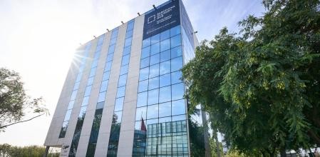 Edificio donde se encuentra el centro de formación, en la Gran Vía de l’Hospitalet, cerca del Ikea