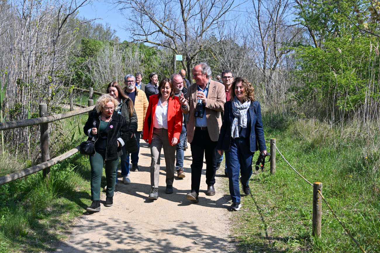 Momento de la visita de las autoridades por las zonas protegidas con la consejera al frente