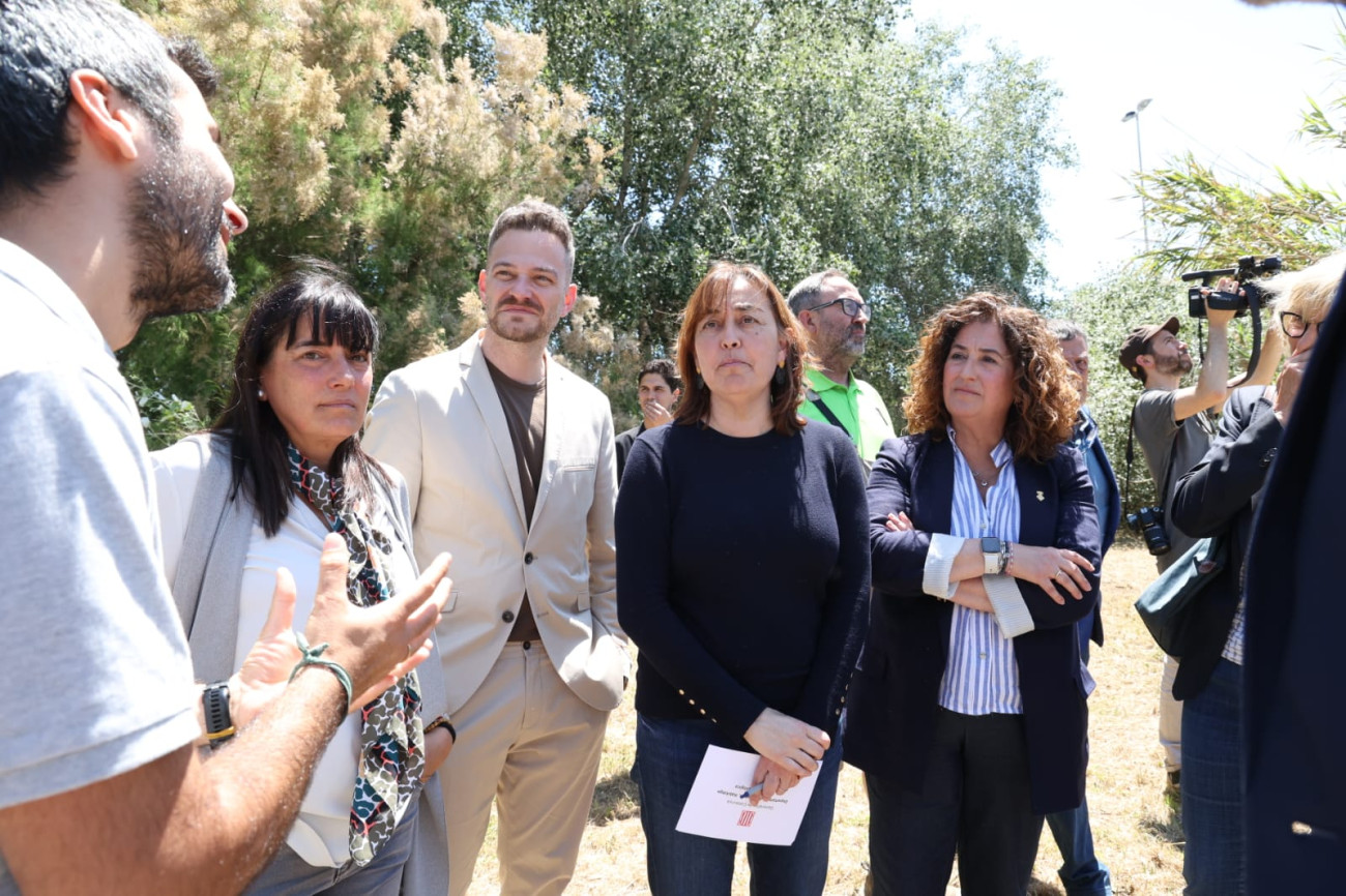 La consejera Silvia Paneque, en el centro vestida de negro, entre Felipe Campos (Agbar) y las alcaldesas de Gavà y Viladecans en la anterior visita al Delta
