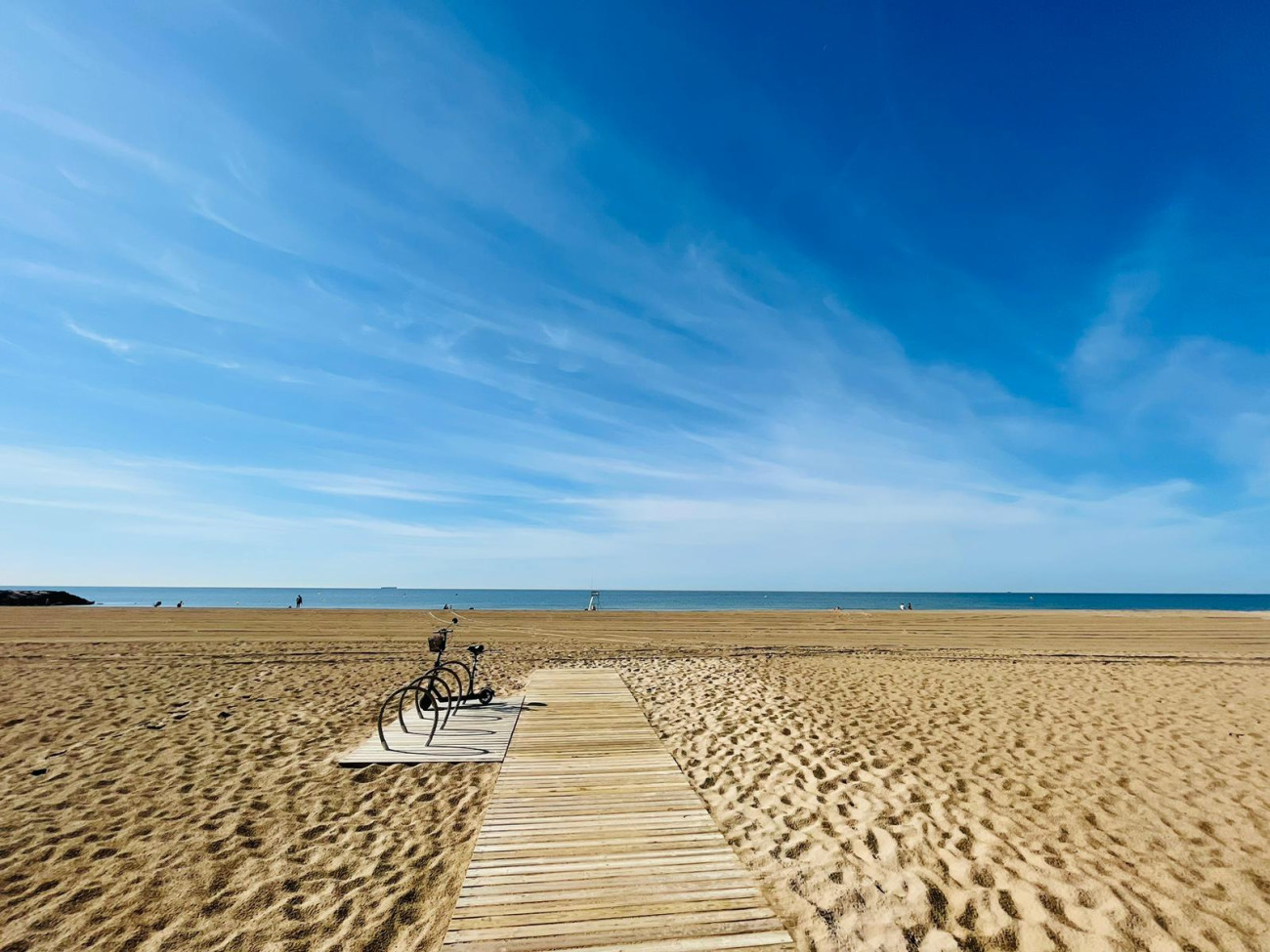 Aparcamiento para bicicletas en la playa de la Murtra, al lado de la laguna del mismo nombre
