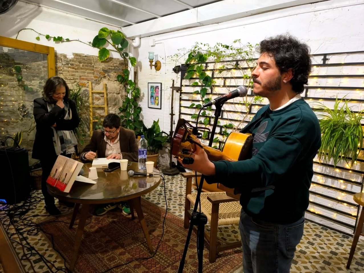 La presentación del libro fue este jueves en la librería barcelonesa La Conxita y, además del diálogo del autor con Luis Benvenuty, actuó Mocho Fraile