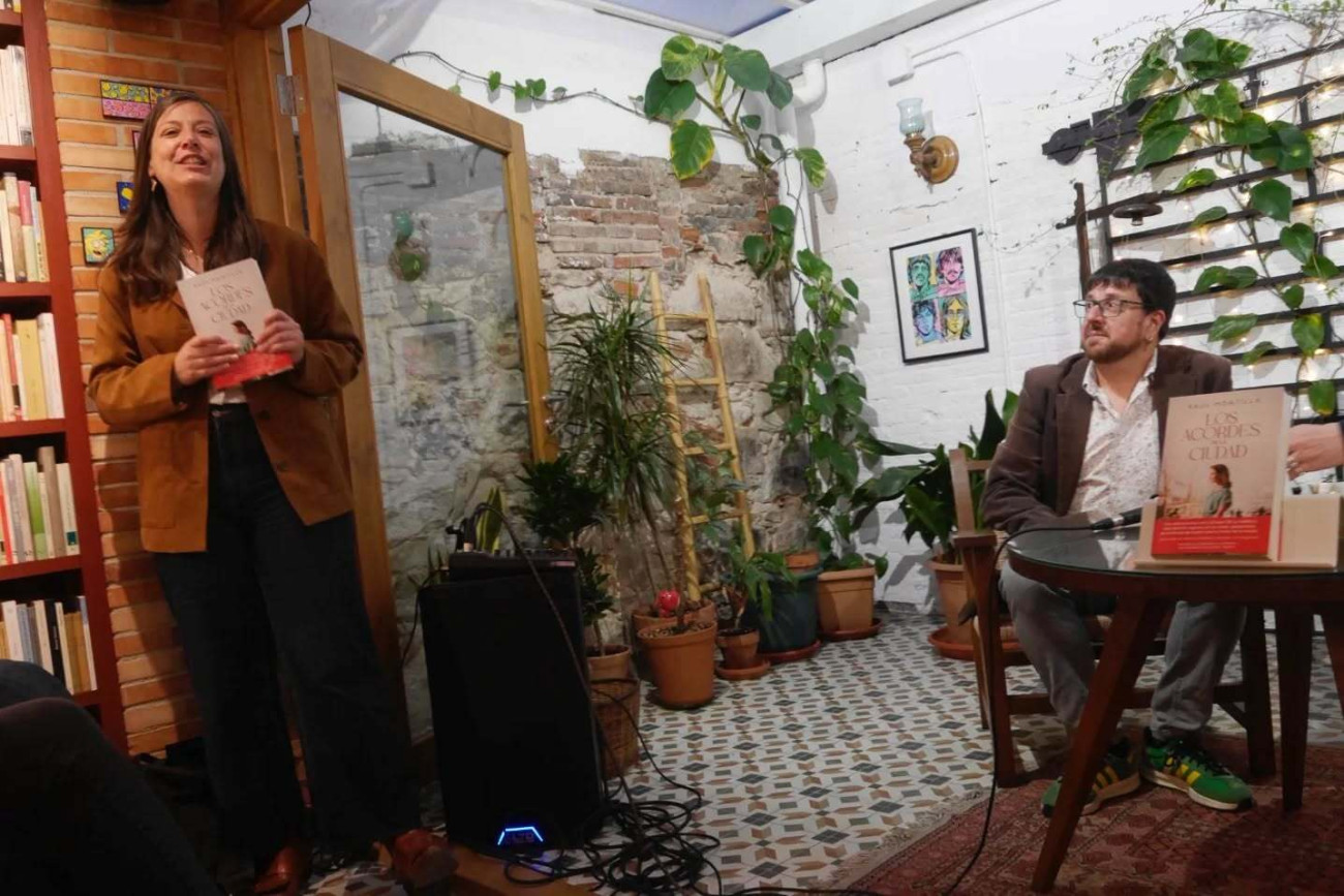 La editora de Penguin Libros, Ana Caballero, interviene en la presentación del libro ante la atenta mirada de Raúl Montilla