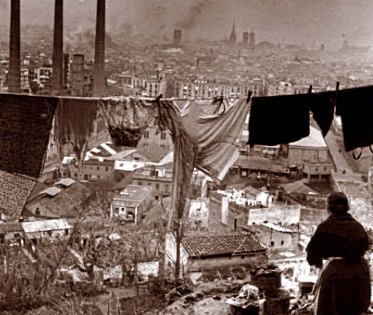 Imagen de Barcelona desde las barracas de Montjuic, donde vive el protagonista de la novela de Raúl Montilla