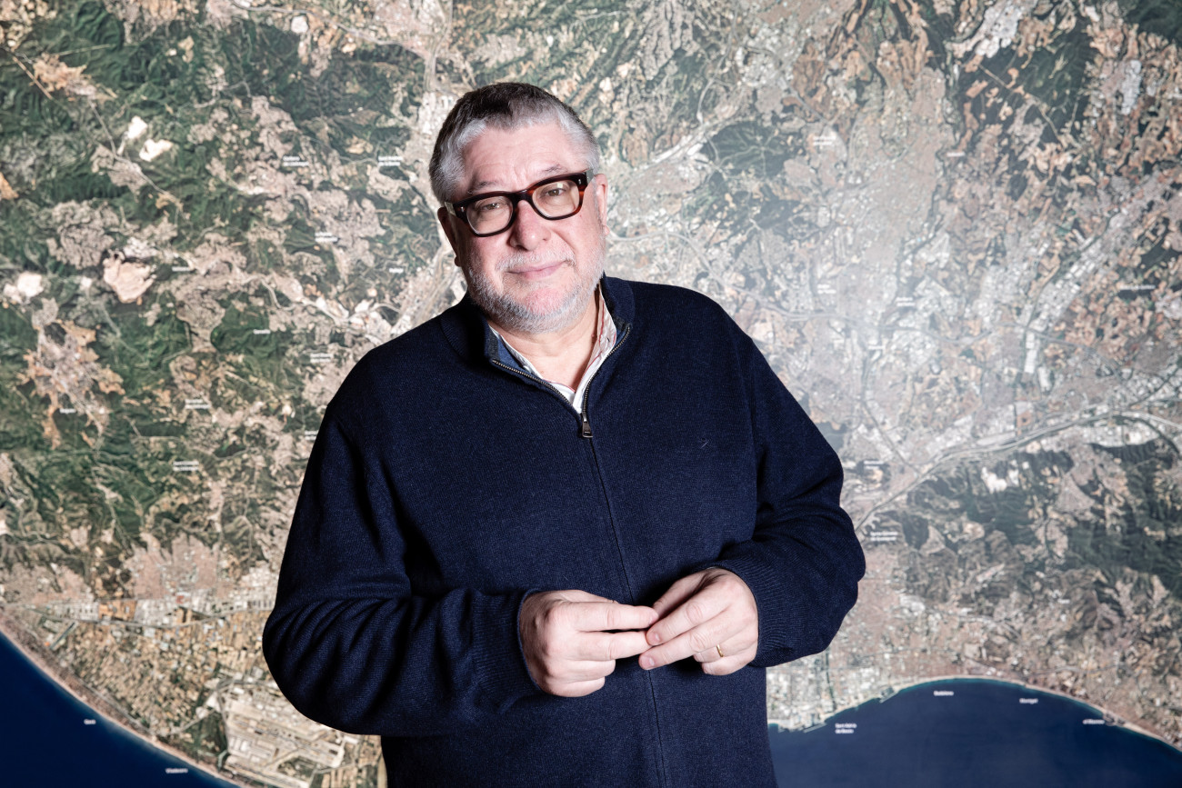 Balmón en una imagen tomada hace unos años ante una gran fotografía aérea del área metropolitana barcelonesa