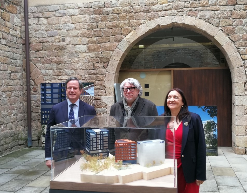 Amb la maqueta de la Universitat del Mar a Cornellà, Antonio Balmón, alcalde de Cornellà de Llobregat, flanquejat per Iolanda Piedra, presidenta del Clúster Català d’Economia Blava i representant dels clústers marítims regionals a l´àmbit estatal, i Javie