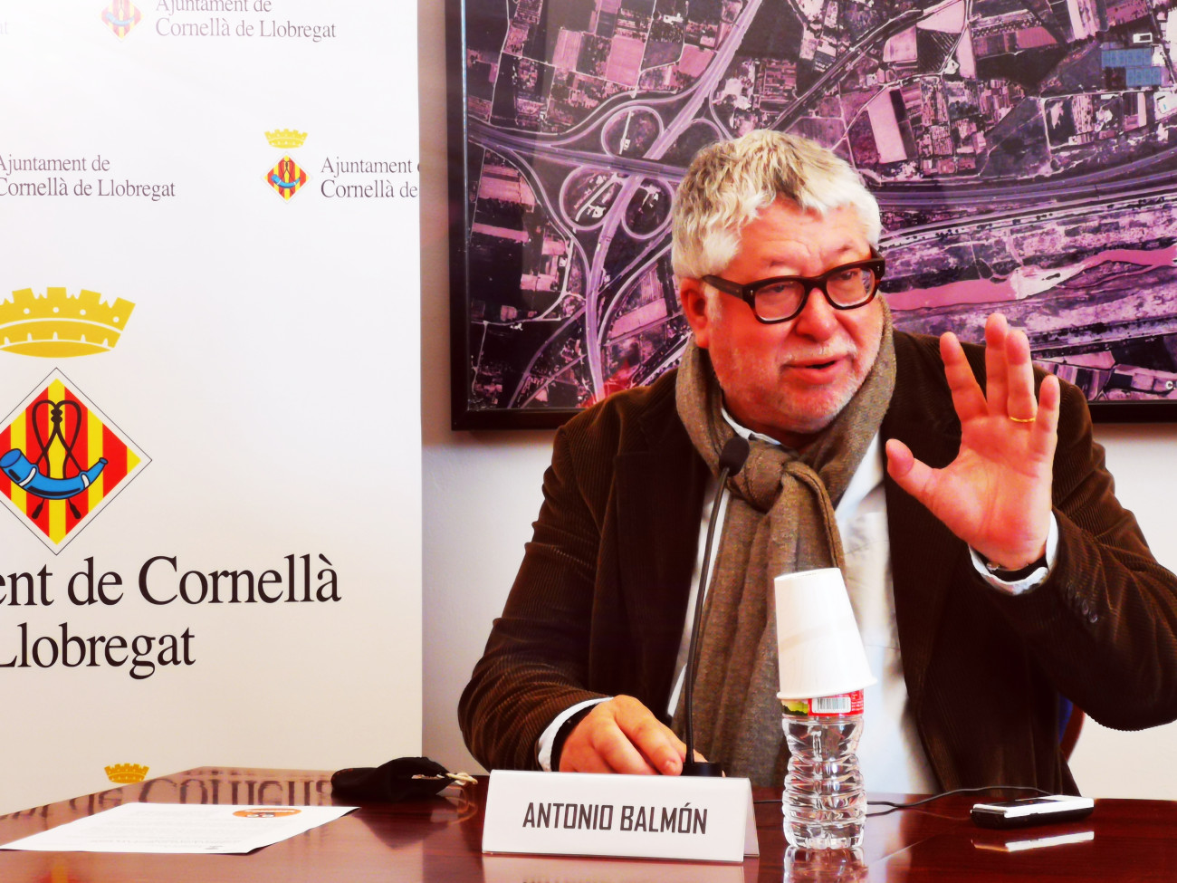 Balmón en la presentación de la aplicación móvil que facilita el contacto con la policía local, germen de la que próximamente se aplicará en toda la metrópoli