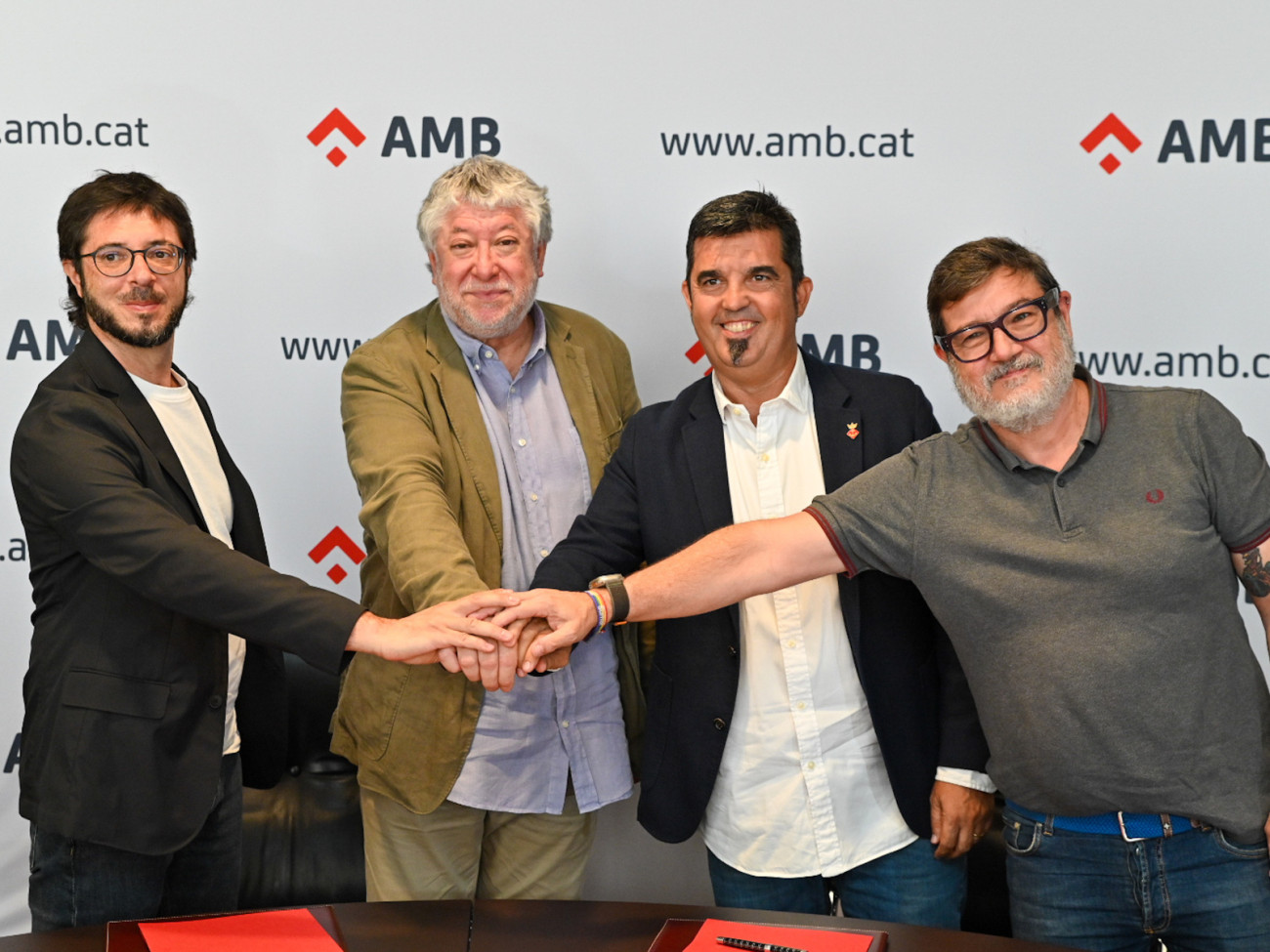 Acuerdo de gobierno del AMB en el mandato 2023-2027. De izquierda a derecha, Oriol López (ERC), Antoni Balmón (PSC), Isidre Sierra (Junts) i Lluis Mijoler (ECP)