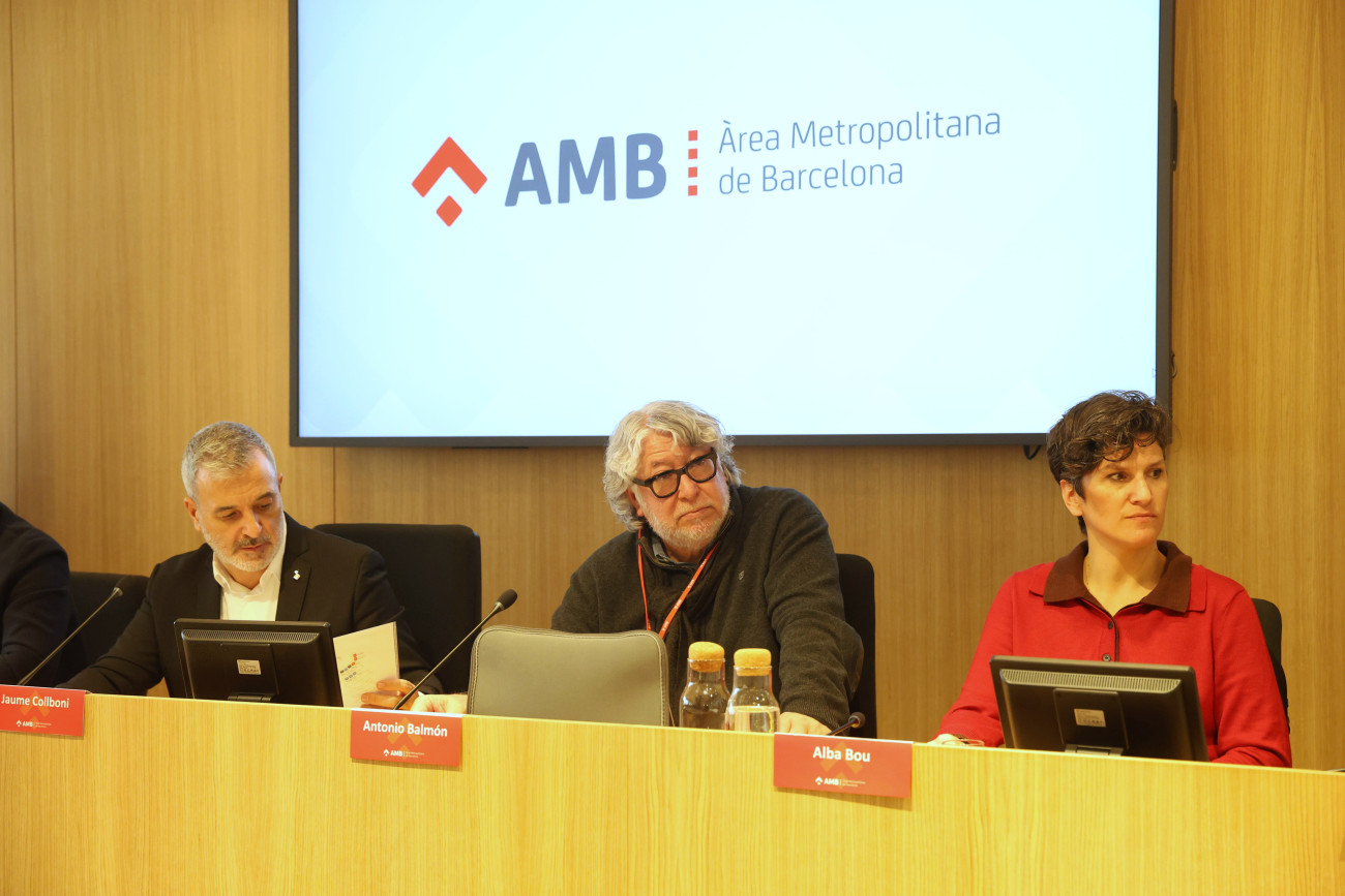 Balmón flanqueado por la actual alcaldesa del Prat, Alba Bou, y el alcalde barcelonés, Jaume Collboni