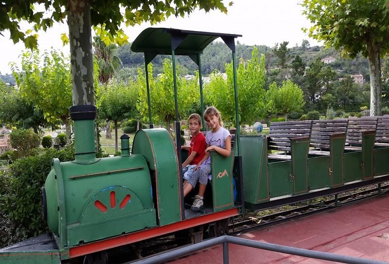 El trenecito que recorre el parque hace las delicias de los más pequeños