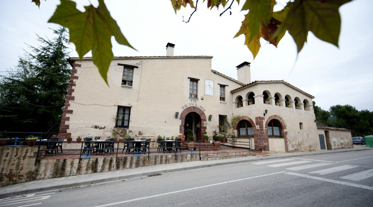 En la masía Can Balasch de Baix, del siglo XVII, situada frente a Catalunya en Miniatura, ofrecen cocina catalana y un menú de festivos por 19 euros