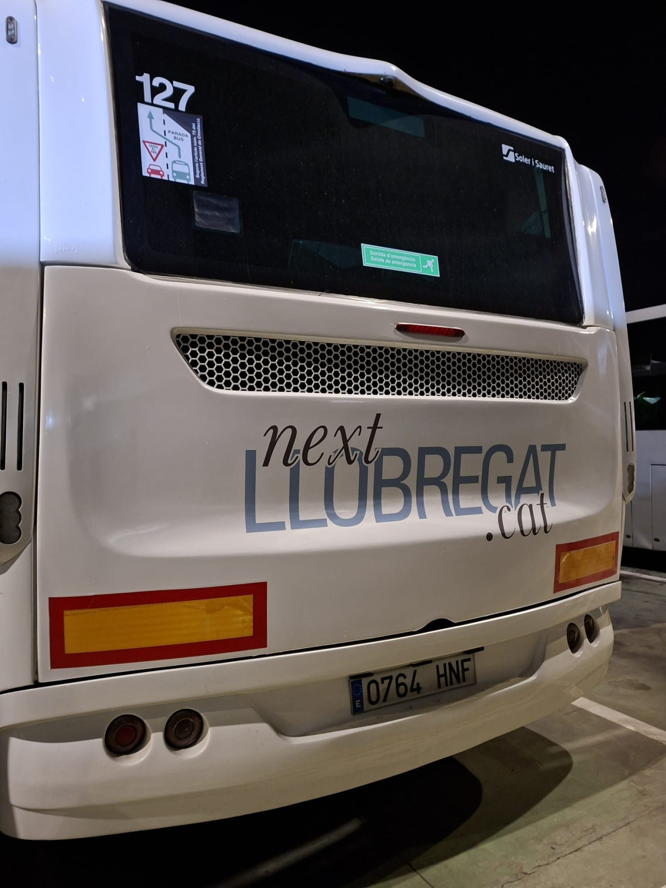 Tres líneas de autobús de Soler i Sauret y otra de Monbus comunican en transporte público con el resto de la comarca y Barcelona