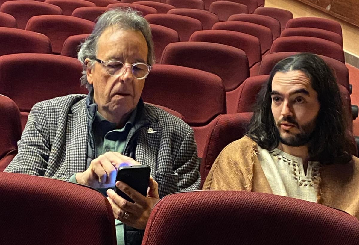 L’autor d’aquest reportatge entrevistant a Edmon Reynés, l’arquitecte esparreguerí que interpreta a Jesús per novena temporada