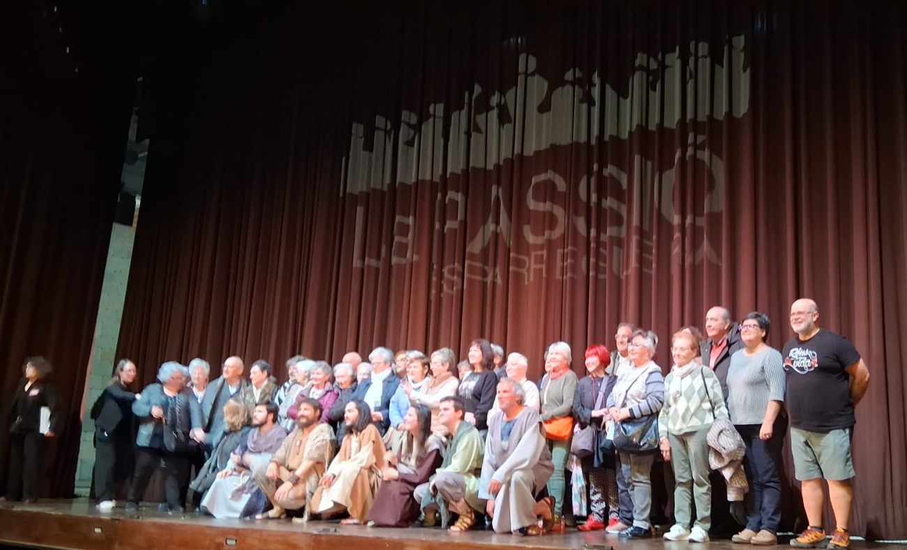 Foto grupal dels que fan possible La Passió d’Esparreguera