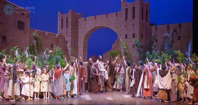 El poble es volca en aquestes representacions des de Reis fins l’1 de maig. Foto del Grup Fotogràfic La Passió