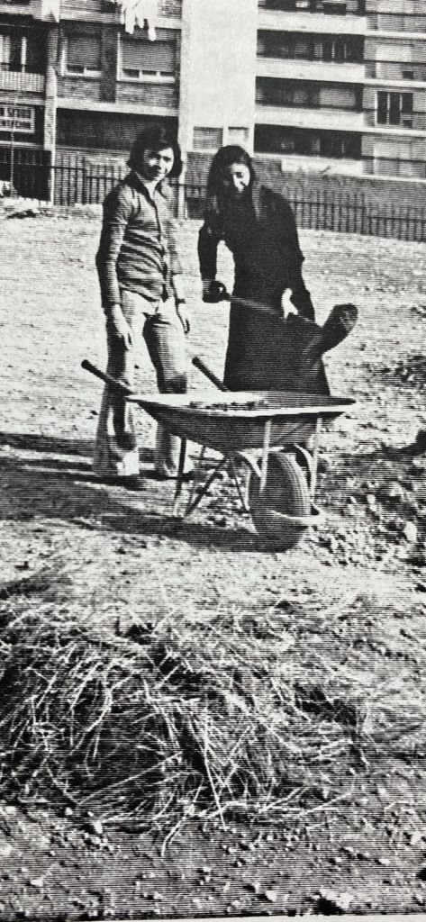 Núria García Caldés apareix en aquesta imatge d’estudiant plantant l’arbre Apeiron al pati de l’institut juntament amb el seu company de Batxillerat Andrés Álvarez Carretero.