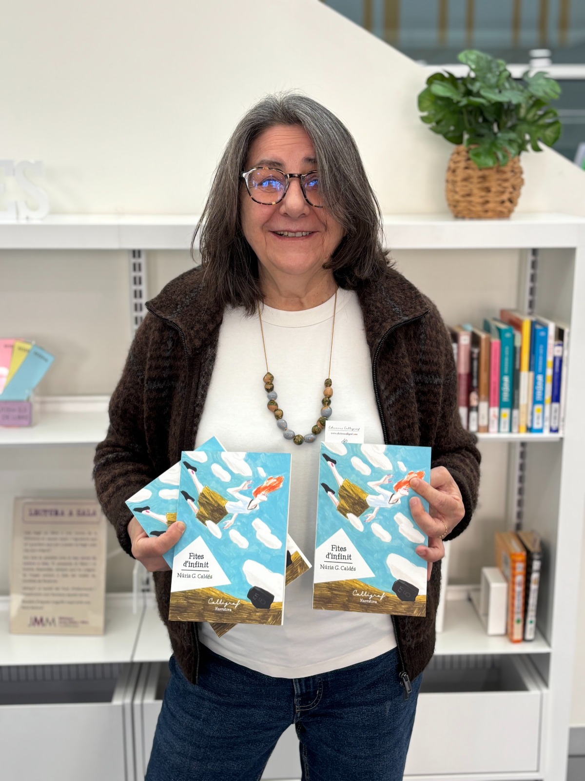 Núria G. Caldés con ejemplares de su libro Fites d’Infinit, que presentará el viernes 10 de abril en la Biblioteca Central Tecla Sala de L’Hospitalet