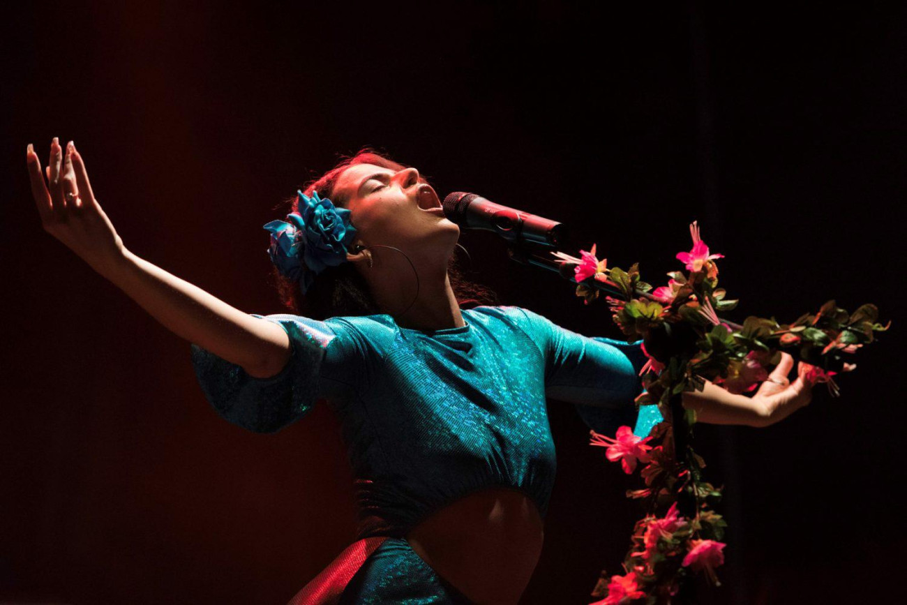La energètica Nathy Peluso ha protagonitzat un concert obert al públic en plaça de Catalunya i, per la nit, una altra actuació en Casa Seat