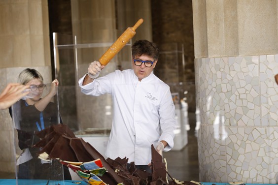 Lluís Estrada (Pastisseria Mervier Canal, Barcelona) fent el trencadís de la seva creació ‘Palmera Gaudí’. L’obra de la Pastisseria Grau d’Esparreguera es conservarà al Museu de la Xocolata de Barcelona