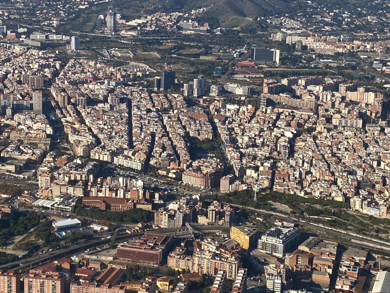 Vista aérea de la zona del Samontà que engloba los barrios de Pubilla Casas, Collblanc y La Florida, donde el concejal e historiador avanza que se construirá más