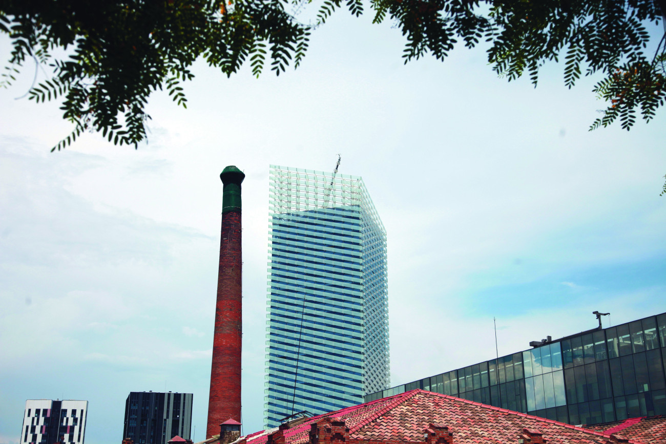 Vista de la fábrica de Godó i Trias con, al fondo, uno de los edificios singulares de la plaza Europa