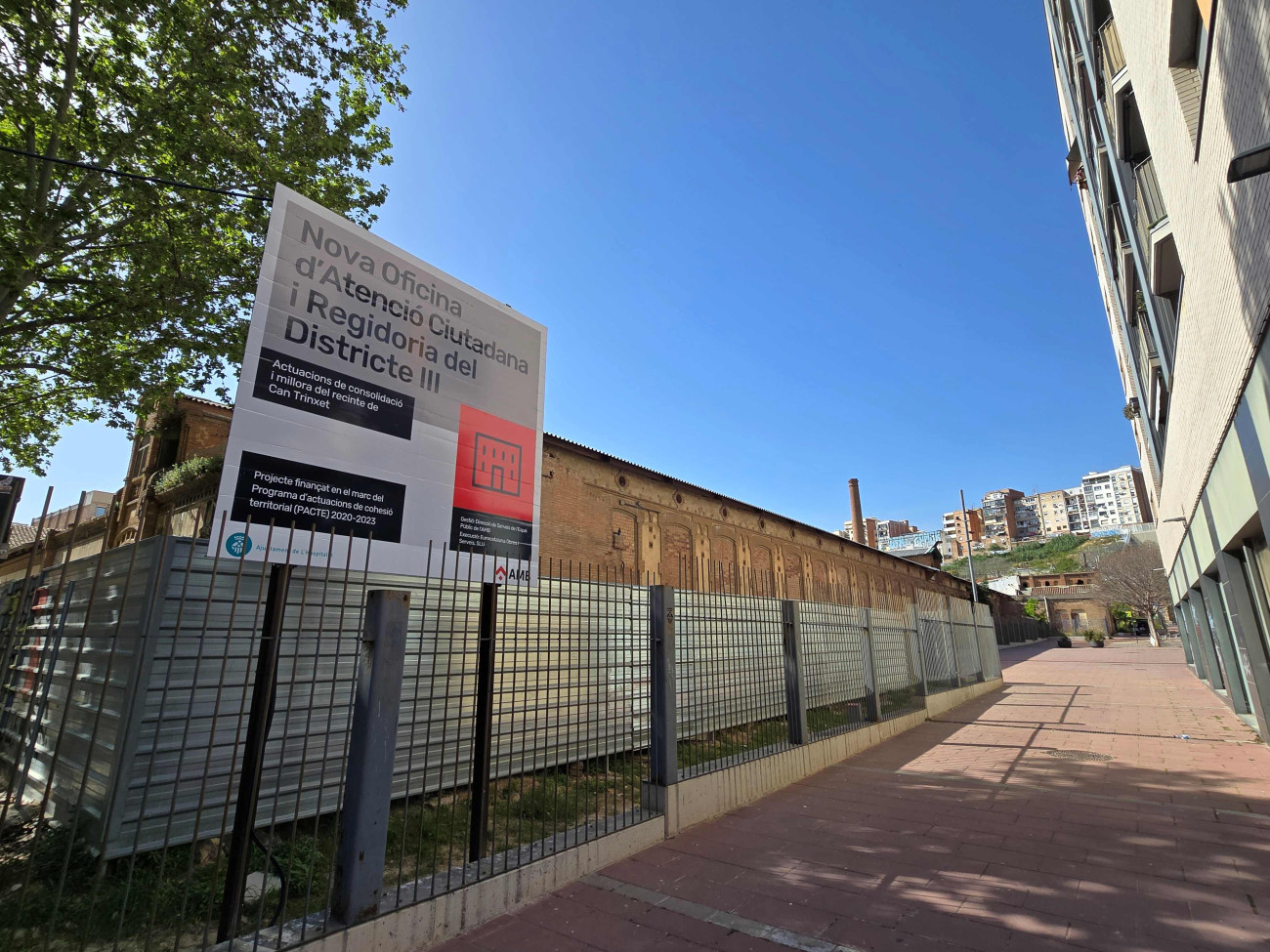  Fotografía lateral del recinto de Can Trinxet, donde ya aparece el cartel indicador de las obras que han comenzado, financiadas por el AMB