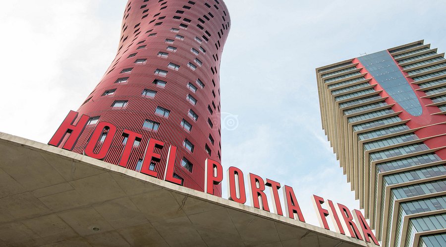 El Porta Fira, del arquitecto japonés Toyo Ito, es el símbolo de la floreciente plaza Europa junto al recinto ferial de Gran Vía