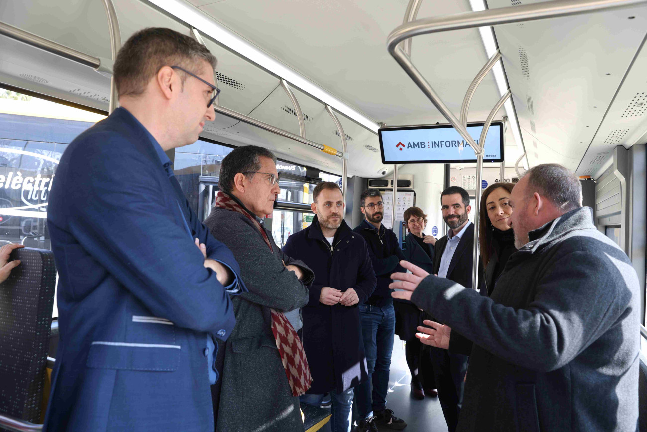 El vicepresident de Mobilitat, Transport i Sostenibilitat de l’AMB, Carlos Cordón, amb altres autoritats durant una recent presentació